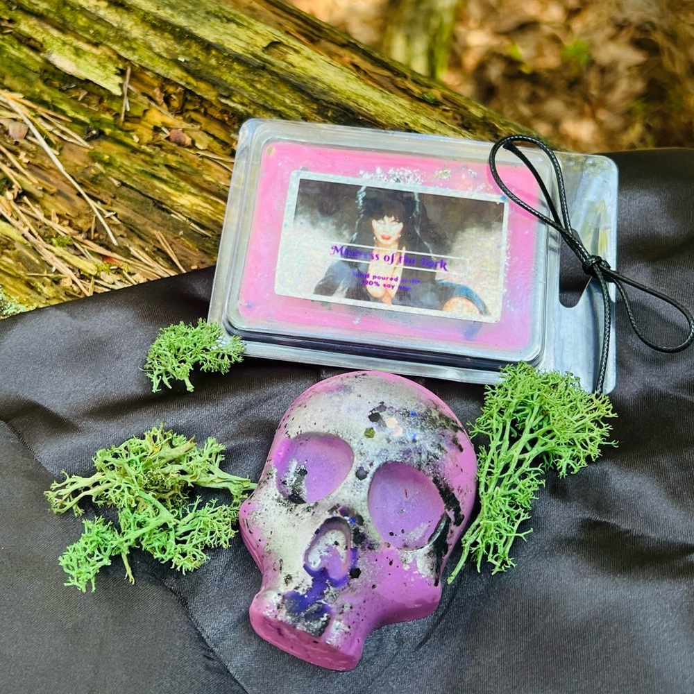 💜🖤🕷️🦇 The mistress of the dark wax melt skull hand poured soy melt🕸️🖤💜